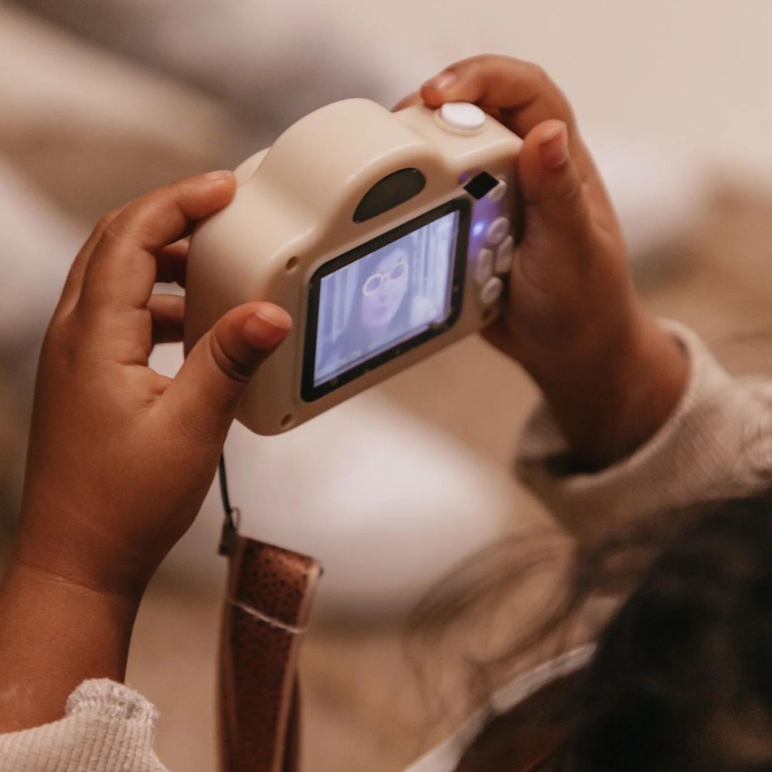 mrs mrs. ertha camcam cam digitale camera my first mijn eerste blush foto's maken kamera fotocamera kinderen kind peuter kleuter met koord touw om vast te houden blush bloemetjes strap
