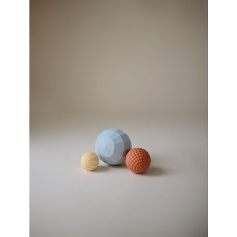 Mushie Nesting Spheres Sensory Toy 3 drie ballen sensorisch speelgoed siliconen verschillende structuren in elkaar korting almelo blauw oranje geel