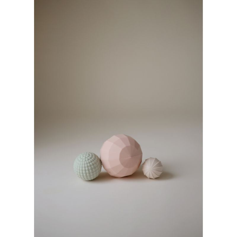 Mushie Nesting Spheres Sensory Toy 3 drie ballen sensorisch speelgoed siliconen verschillende structuren in elkaar korting almelo blauw oranje geel blush roze groen wit 