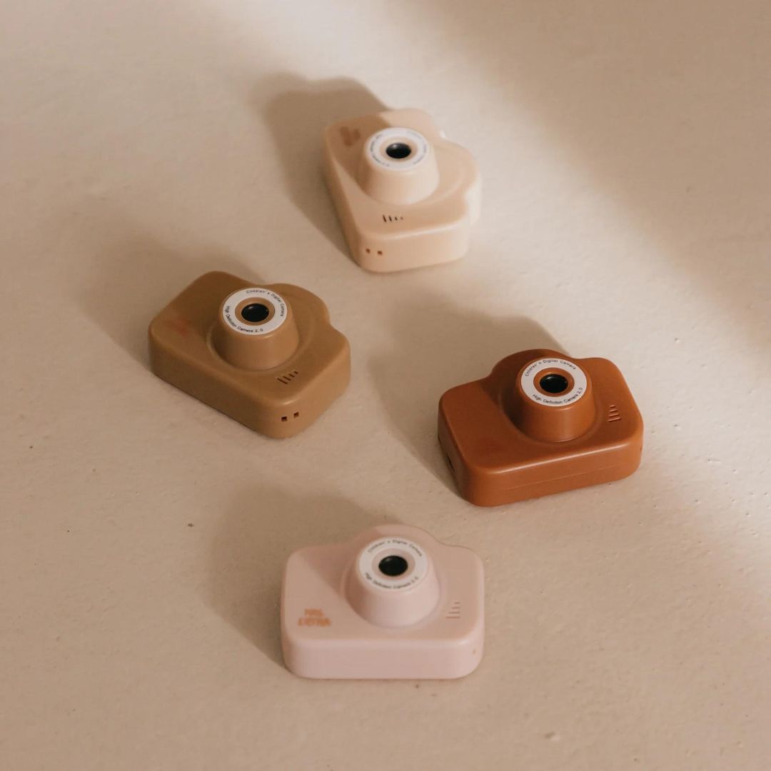 mrs mrs. ertha camcam cam digitale camera my first mijn eerste blush foto's maken kamera fotocamera kinderen kind peuter kleuter met koord touw om vast te houden blush bloemetjes strap