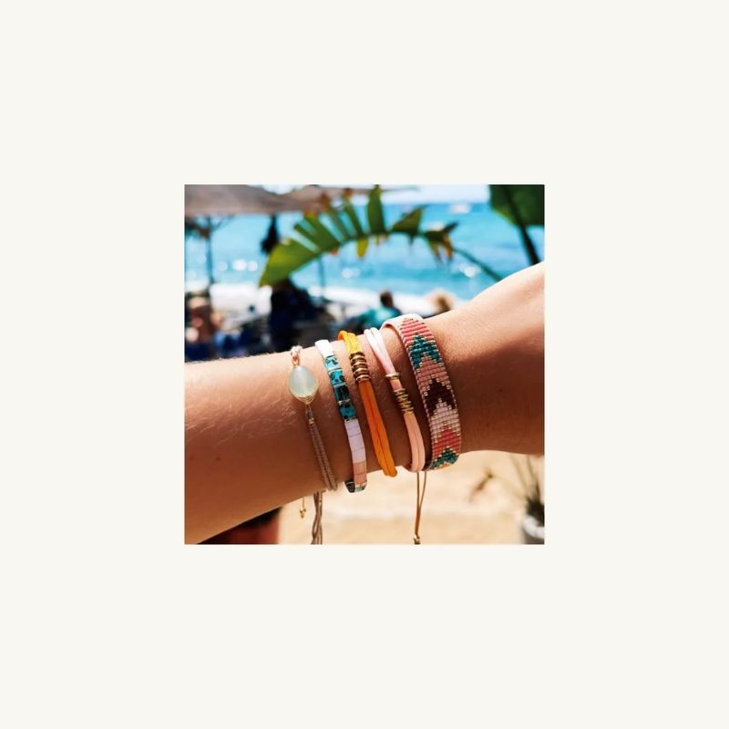 bazou armbandje goudkleurig goud gouden ringen ringetjes lief zalmkleurig armband schuifknoop satijnen bandje satijn bandje glans draad rvs stainless steel roze oranje