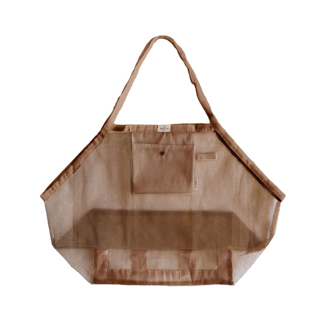 mesh tas taupe mrs ertha mrs. strandtas zand gaatjes vakje spelen strand zee zomer 