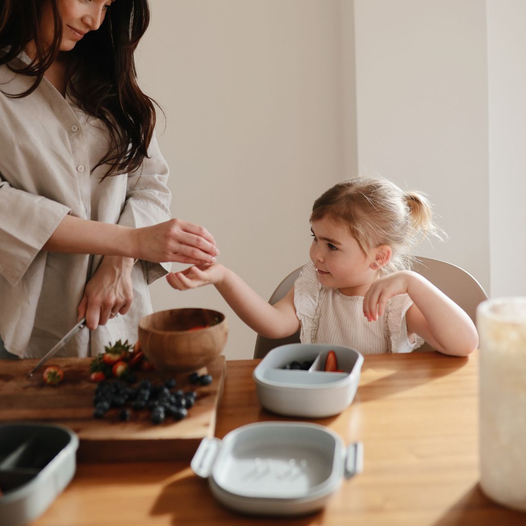 mushie lunchbox sage lunchtrommel broodtrommel groen school lepel vork kinderopvang gastouder brood eten fruit lunch broodbak eten twente almelo korting 