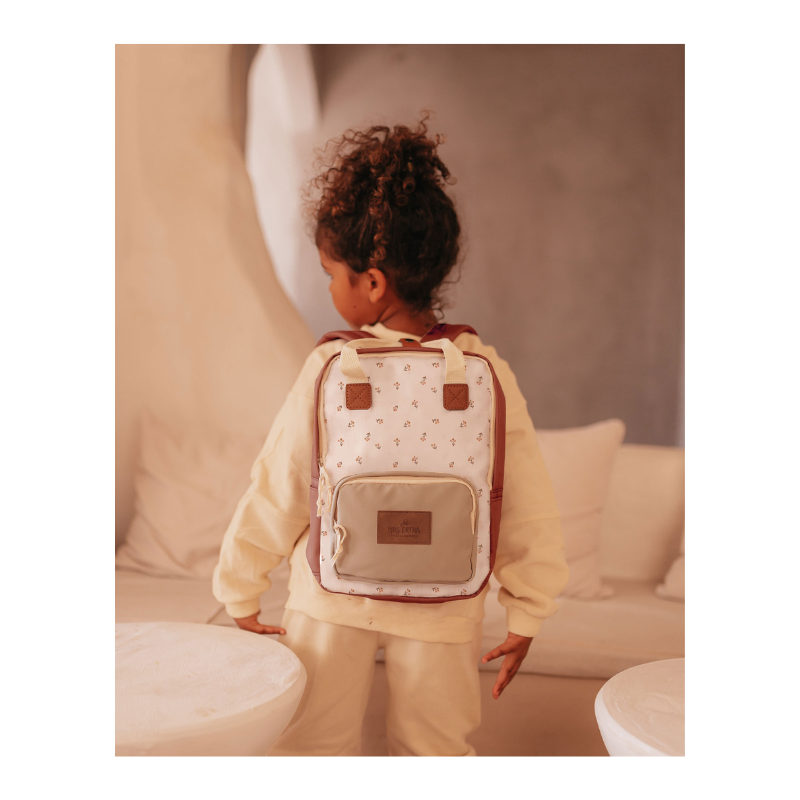 rugtas schooltas rugzak tas school mrs ertha groot klein kleine grote mrs. aardbeien aardbeitjes poederkleuren strawberry mood bruin roze rits vakken basisschool peuter kleuter kleuterklas peuterklas bloemen bloemetjes flower buds roze rood