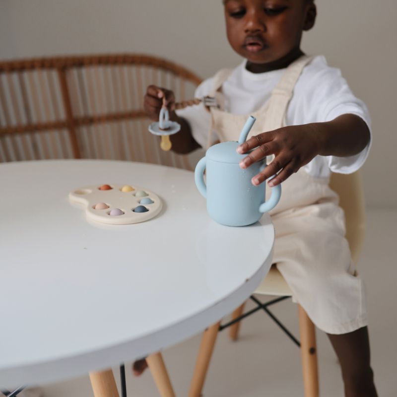 mushie silliconen training straw cup silicoon rietje drinken baby peuter rietjesbeker blush roze powder blue drinkbeker klein kind korting almelo twente 