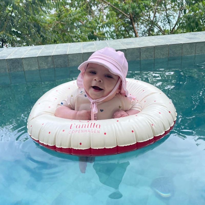 vanilla copenhagen krabben krabbetjes blauw baby babyzwemband zwemmen lief klein zwembad buiten babyband babyzwemmen zwemband outlet sale mama moeder en kind zwemmen stippen dots roze rood stippetjes