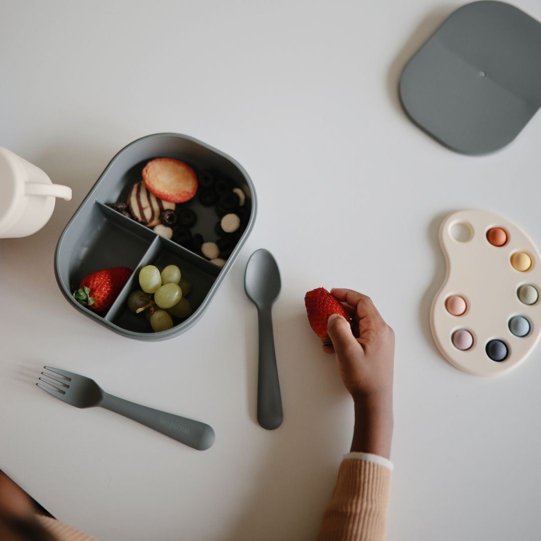mushie lunchbox sage lunchtrommel broodtrommel groen school lepel vork kinderopvang gastouder brood eten fruit lunch broodbak eten twente almelo korting 