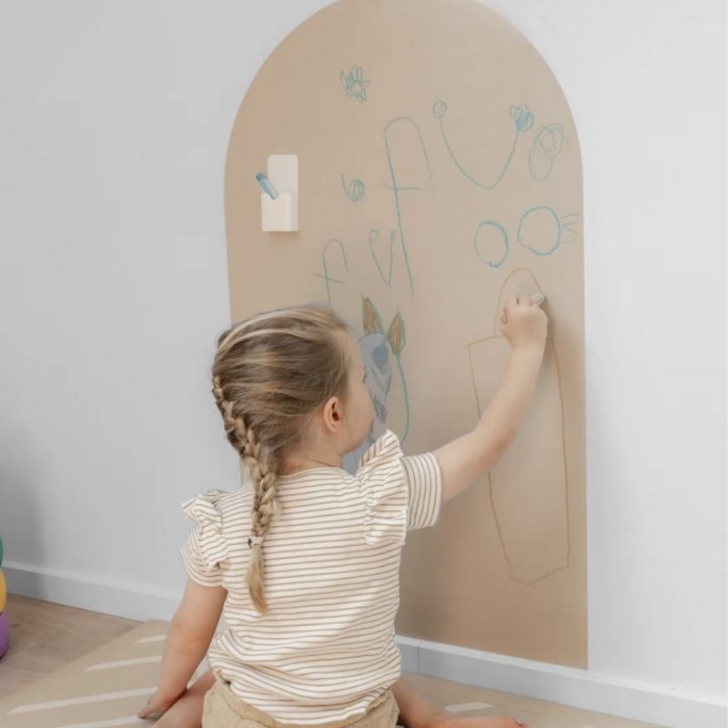 Kinderlybaby magnetisch behang poster magnetische kinderkamer spelen beige sadbeige magneten cleverclixx connetix kinderen peuter kleuter gastouder kinderopvang basisschool speelgoed veelzijdig verven wasco krijtjes magneet open einde speelgoed montessori 