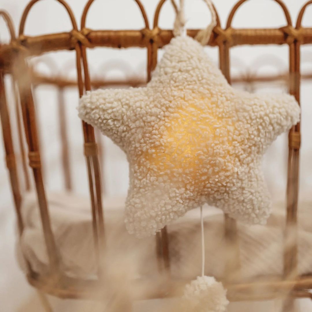 nachtlampje muziekje muziekdoosje mrs ertha mrs. kinderkamer lichtje maan maanlampje muziek slaapliedje teddy trekkoord baby babykamer almelo lampje oplaadbaar usbc night buggies ster star