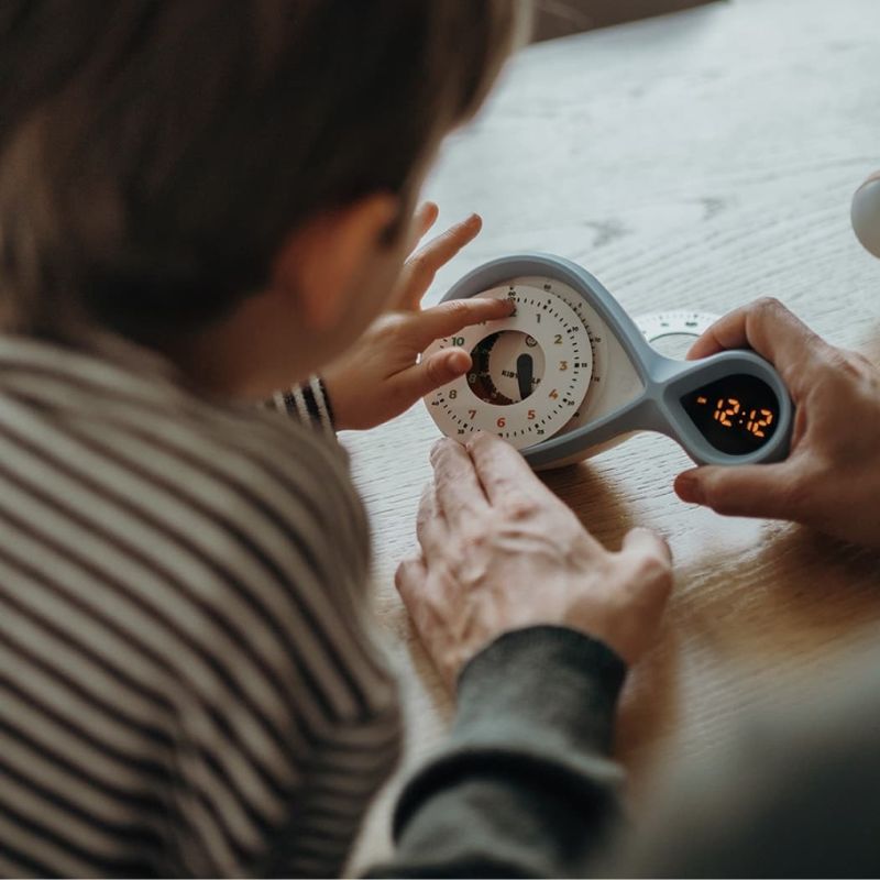 Kidywolf kidyalarm wekker kinderen analoge digitale tijd moeite met klokkijken spelend leren opbouw van moeilijkheid meloen roze klok leren kijken klokje naast bed google bing munt blauw 
