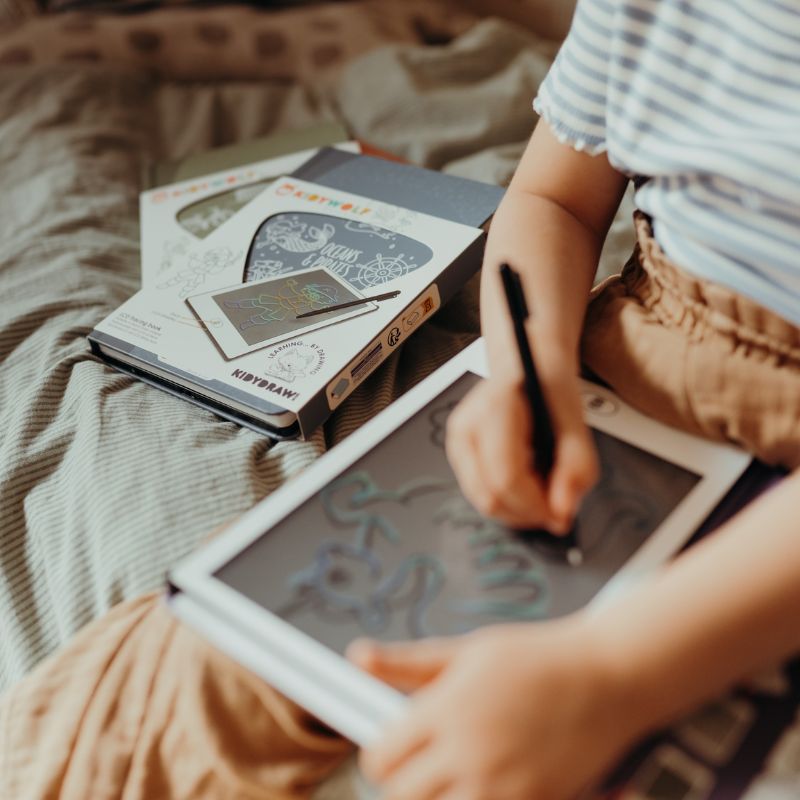 Kidywolf Kidydraw-mini tekenbord kinderen lichtgevend twee 2 kanten magnetisch bord overtrekken tekenen kleuren licht whiteboard whiteboard stiften fluoriserend speelgoed van het jaar google bing usb-c illustraties reizen onderweg op reis tekentablet tekenbord dino's dinosaurussen 