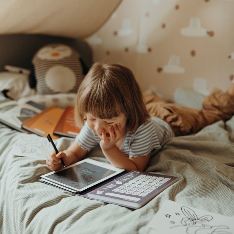 Kidywolf Kidydraw-mini tekenbord kinderen lichtgevend twee 2 kanten magnetisch bord overtrekken tekenen kleuren licht whiteboard whiteboard stiften fluoriserend speelgoed van het jaar google bing usb-c illustraties reizen onderweg op reis tekentablet tekenbord dino's dinosaurussen 