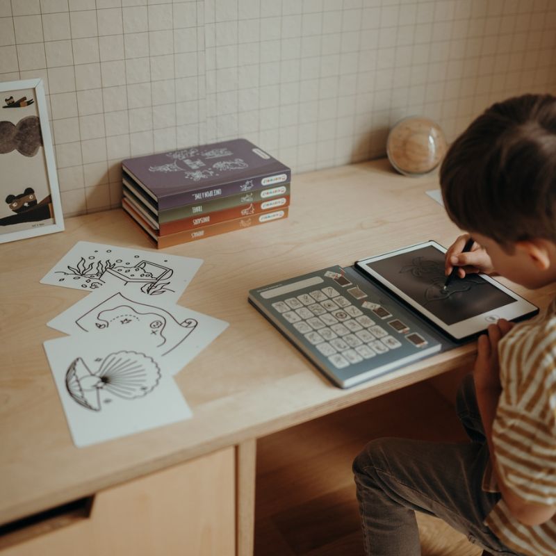 Kidywolf Kidydraw-mini tekenbord kinderen lichtgevend twee 2 kanten magnetisch bord overtrekken tekenen kleuren licht whiteboard whiteboard stiften fluoriserend speelgoed van het jaar google bing usb-c illustraties reizen onderweg op reis tekentablet tekenbord dino's dinosaurussen 
