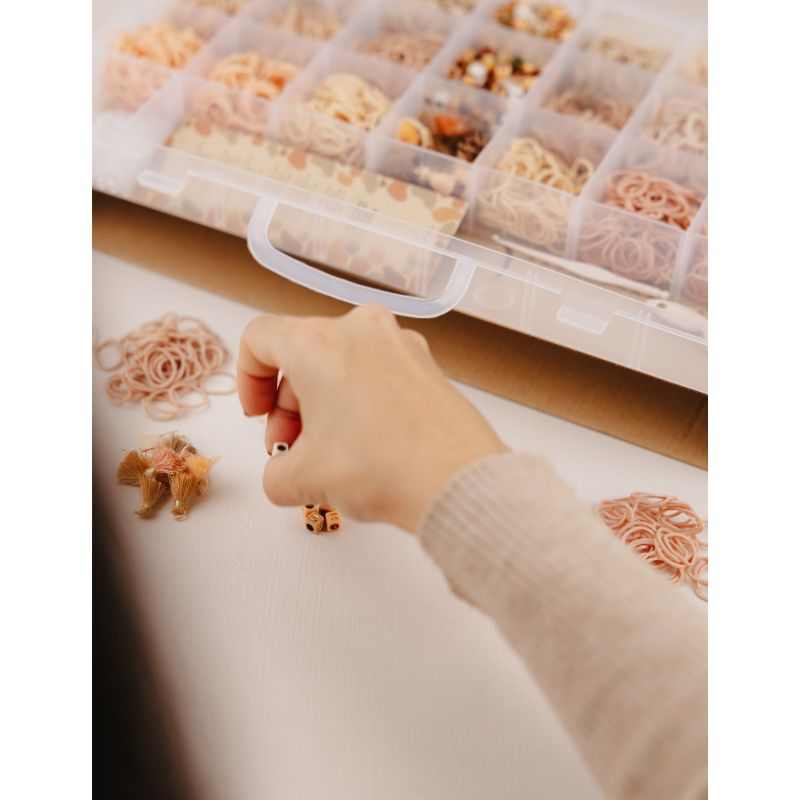 mrs mrs. ertha armbandjes maken loomen banglies armbanden elastiekjes kwastjes tassels kralen letterkraaltjes letterkralen kraaltjes rijgen spelen kinderfeestje knutselen creatief spel speelgoed meisjes meisjesfeest loombandjes