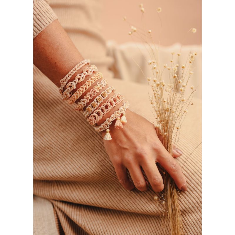 mrs mrs. ertha armbandjes maken loomen banglies armbanden elastiekjes kwastjes tassels kralen letterkraaltjes letterkralen kraaltjes rijgen spelen kinderfeestje knutselen creatief spel speelgoed meisjes meisjesfeest loombandjes