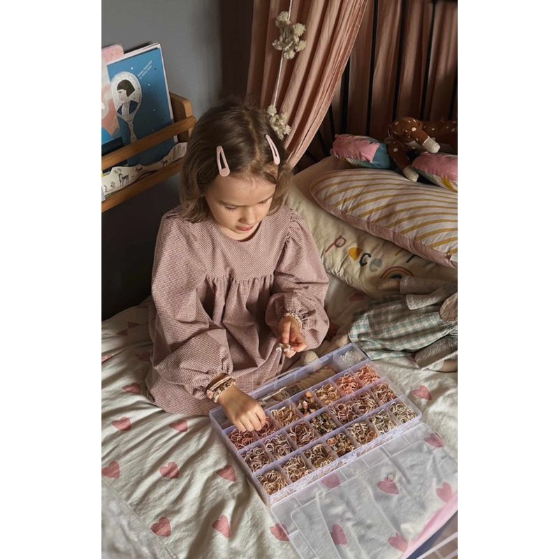 mrs mrs. ertha armbandjes maken loomen banglies armbanden elastiekjes kwastjes tassels kralen letterkraaltjes letterkralen kraaltjes rijgen spelen kinderfeestje knutselen creatief spel speelgoed meisjes meisjesfeest loombandjes