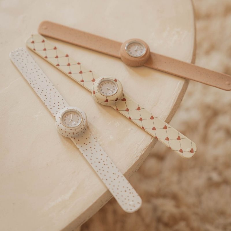 Mrs Ertha Mrs. Horloge klokje watch strapies silliconen bandje stip unique dots stippen stipjes klapbandje omslaan hartjes lovely roots kind volwassene hart klok tijd leren klokkijken peanut bruin beige kinderhorloge