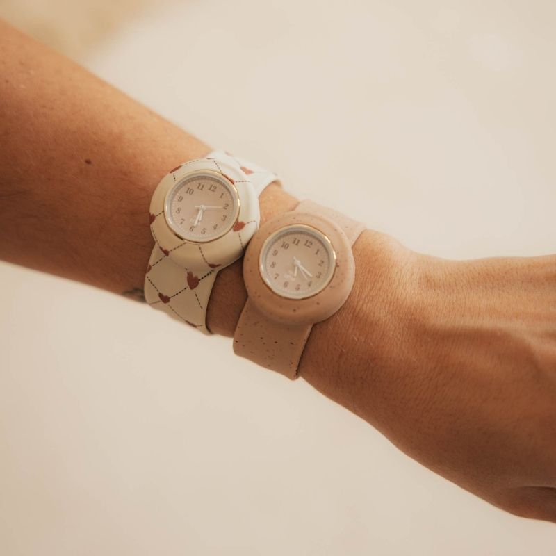 Mrs Ertha Mrs. Horloge klokje watch strapies silliconen bandje stip unique dots stippen stipjes klapbandje omslaan hartjes lovely roots kind volwassene hart klok tijd leren klokkijken peanut bruin beige 