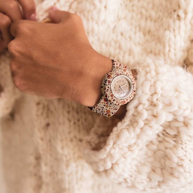 Mrs Ertha Mrs. Horloge klokje watch strapies silliconen bandje stip unique dots stippen stipjes klapbandje omslaan hartjes lovely roots kind volwassene hart klok tijd leren klokkijken speckled diamond geel wit almelo bloemen bloemetjes magic garden 