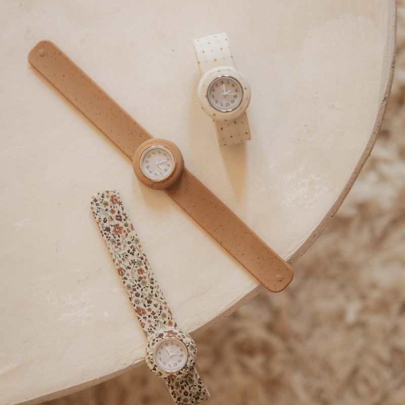 Mrs Ertha Mrs. Horloge klokje watch strapies silliconen bandje stip unique dots stippen stipjes klapbandje omslaan hartjes lovely roots kind volwassene hart klok tijd leren klokkijken speckled diamond geel wit almelo bloemen bloemetjes magic garden 