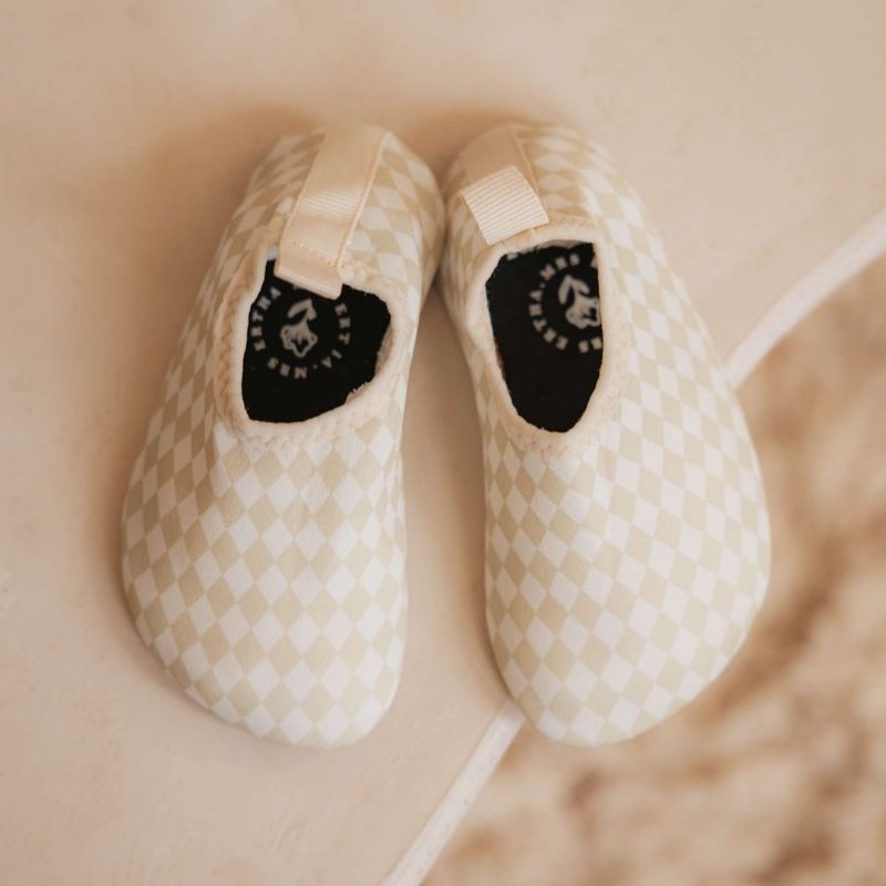 Mrs Ertha Mrs. Zwemschoenen zwemschoentjes anti-slip antislip zwemmen schoentjes uitglijden spelen water zwembad almelo lovely roots hartjes harten  speckled diamond geel wit 