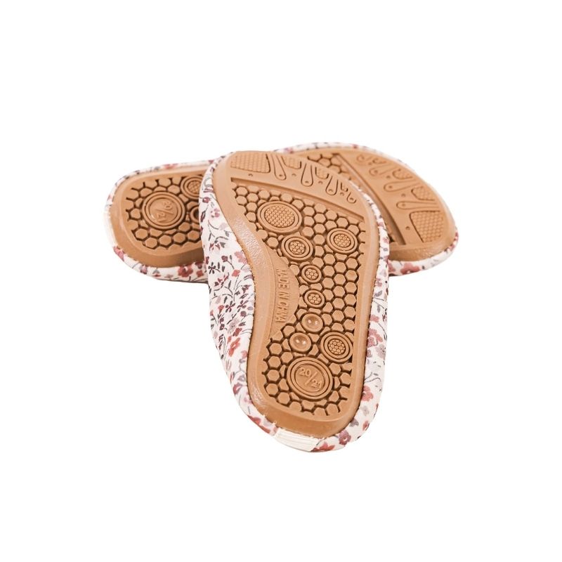 Mrs Ertha Mrs. Zwemschoenen zwemschoentjes anti-slip antislip zwemmen schoentjes uitglijden spelen water zwembad almelo lovely roots hartjes harten  magic garden bloemetjes bloemen 