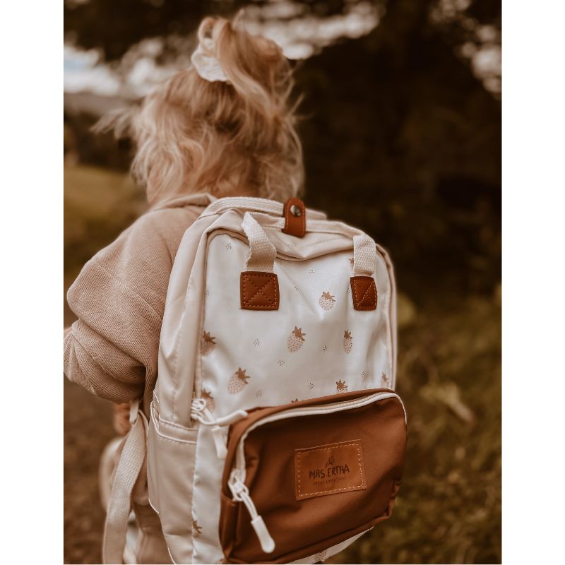 rugtas schooltas rugzak tas school mrs ertha groot klein kleine grote mrs. aardbeien aardbeitjes poederkleuren strawberry mood bruin roze rits vakken basisschool peuter kleuter kleuterklas peuterklas 