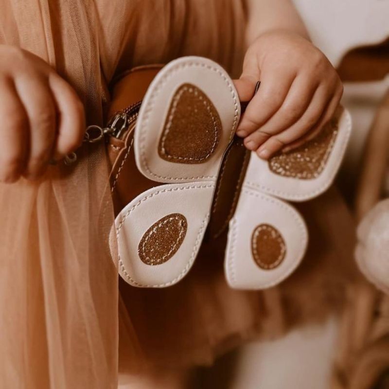 Mrs ertha mrs. mini tasje wallet portemonnee vlinder dragen afneembaar hengsel adjustable strap rits zipper butterfly handtas tas kindertas kindertasje schoudertas aardbei accessoire zomer stylish vlinder 