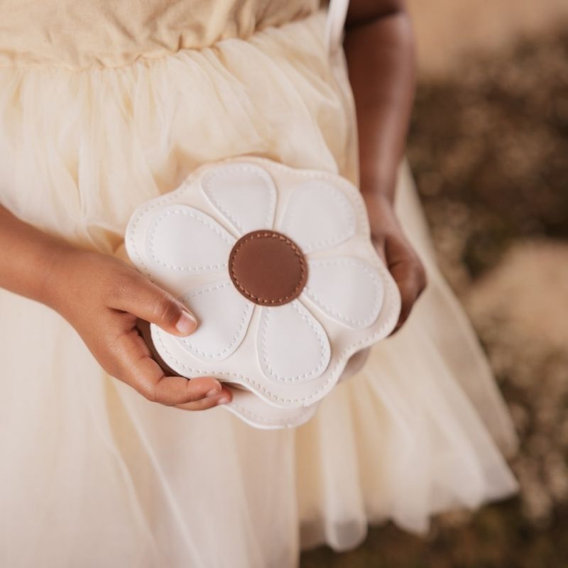 Mrs ertha mrs. mini tasje wallet portemonnee vlinder dragen afneembaar hengsel adjustable strap rits zipper butterfly handtas tas kindertas kindertasje schoudertas aardbei accessoire zomer stylish daisy bloem