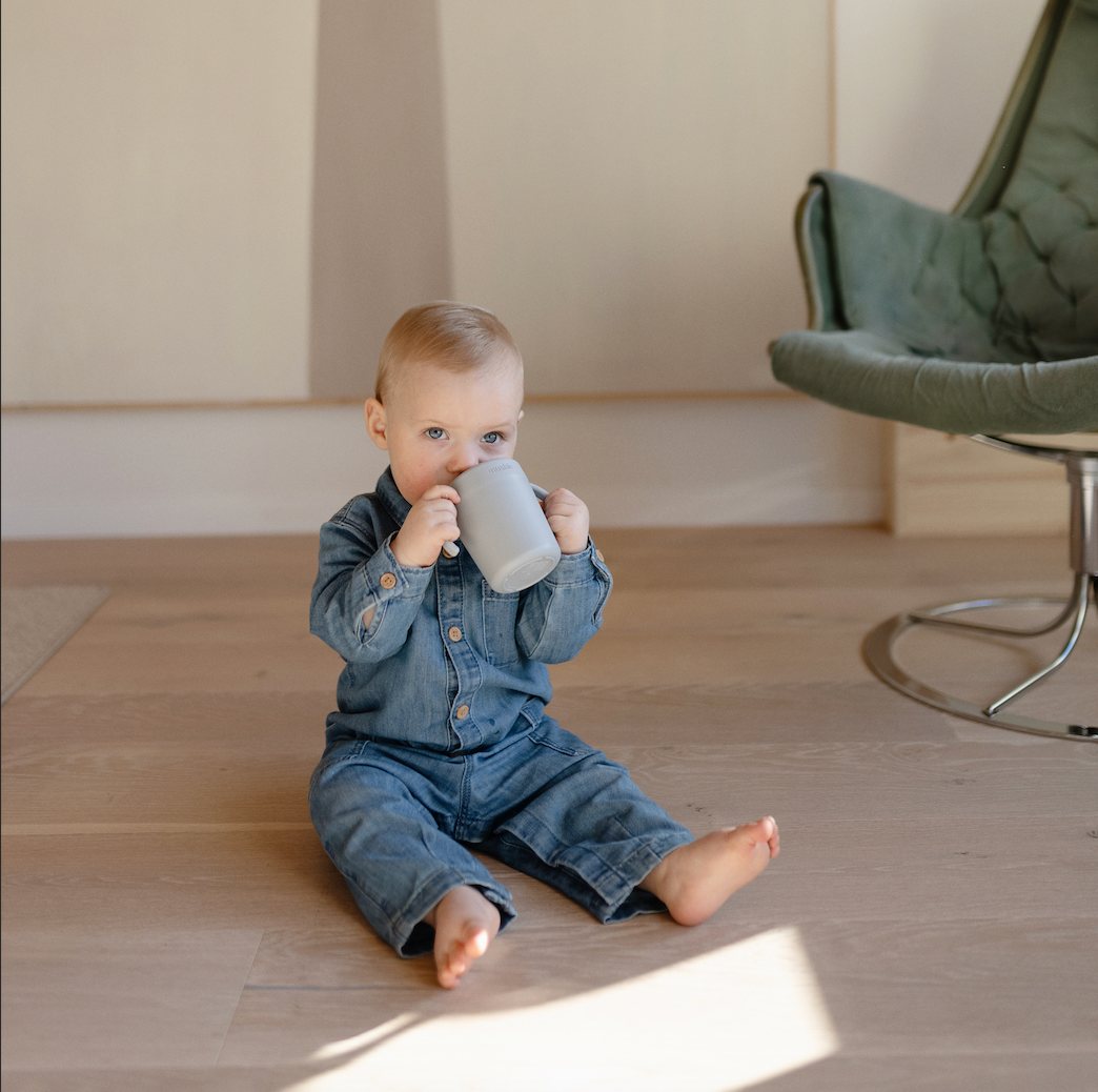 mushie tuitbeker sippy cup tuitje drinkbeker zuigen handvaten goed vasthouden siliconen wit ivory korting almelo twente smoke blauw 