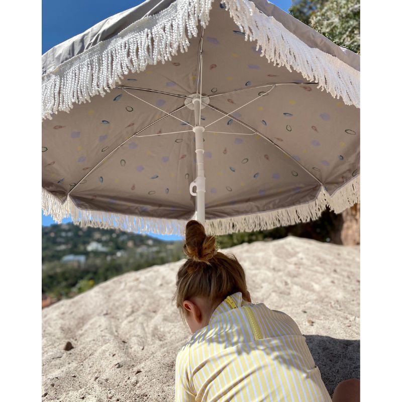 beach parasol vanilla copenhagen strand franje oyster grey grijs uv50+ seashell schelpen zee zon vakantie zomer sun protection baby 3 strandparasol uvparasol