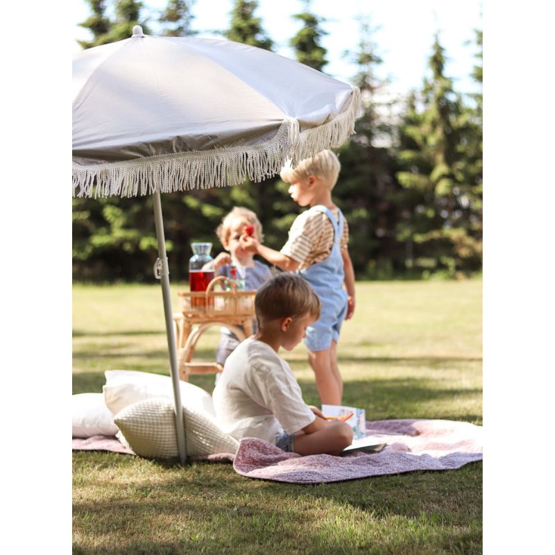 beach parasol vanilla copenhagen strand franje oyster grey grijs uv50+ seashell schelpen zee zon vakantie zomer sun protection baby 3 strandparasol uvparasol