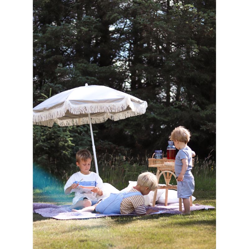 beach parasol vanilla copenhagen strand franje oyster grey grijs uv50+ seashell schelpen zee zon vakantie zomer sun protection baby 3 strandparasol uvparasol