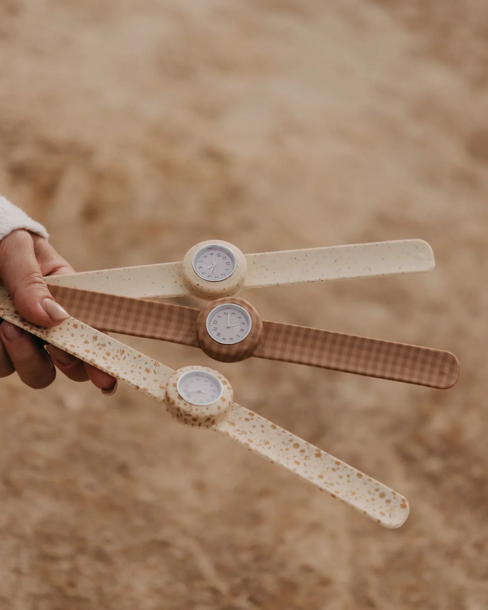 Mrs Ertha Mrs. Horloge klokje watch strapies silliconen bandje stip unique dots stippen stipjes klapbandje omslaan hartjes lovely roots kind volwassene hart klok tijd leren klokkijken peanut bruin beige kinderhorloge blokjes geruit 