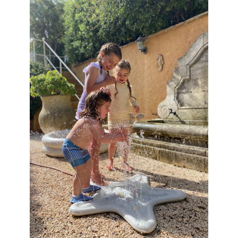 kids splash pool sprinkler mat vanilla copenhagen seashell zeester kinderen baby peuter kleuter spelen buiten water zwembad babybad zomer zon tuinslang almelo twente watermat