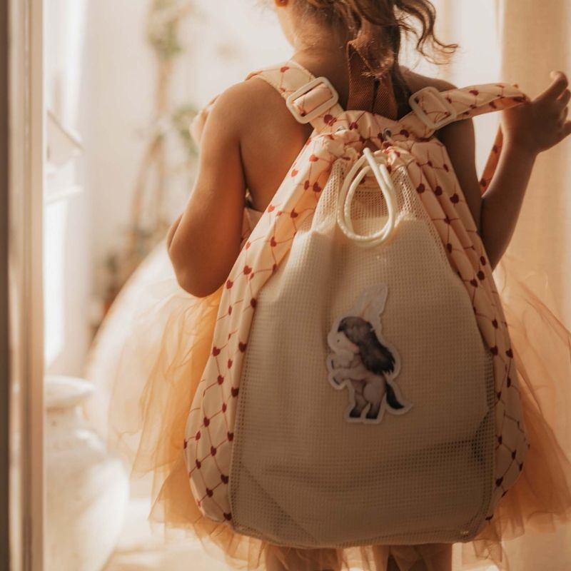 mrs ertha mrs. beach net backpak rugzak rugtas strand strandtas net gaatjes zand spelen speelgoed strandspeelgoed  almelo tas spelen bloemen magic garden bloemetjes lovely roots hartjes harten wit rood