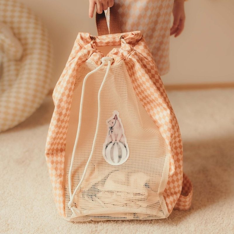 mrs ertha mrs. beach net backpak rugzak rugtas strand strandtas net gaatjes zand spelen speelgoed strandspeelgoed lovely roots hartjes speckled diamond almelo tas spelen