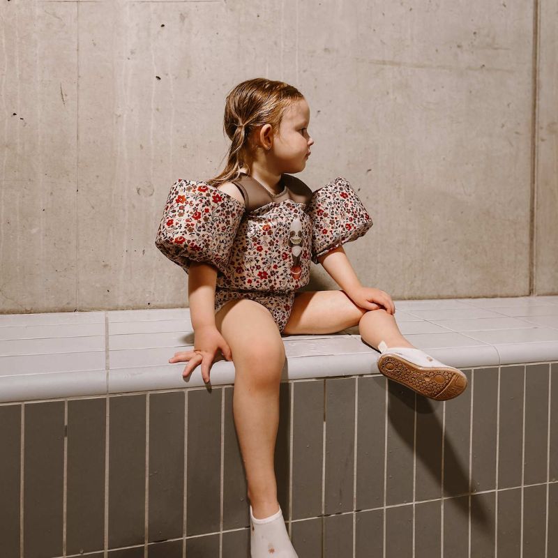 mrs ertha mrs. puddeljumper puddle jumper puddlejumper bandjes zwembandjes zwemmen buiten zee zwembad spelen zwemband almelo hart hartjes harten stip unique dots stippen speckled diamond geel wit bloemen magic garden bloemetjes