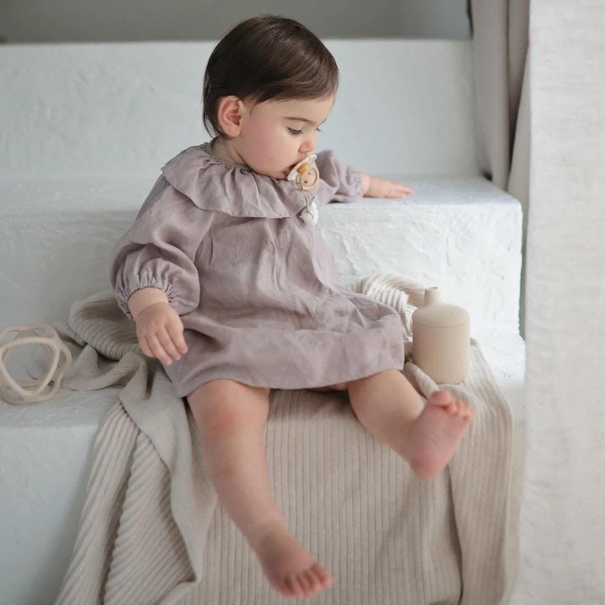 mushie sipping cup shifting sand beige wit siliconen drinkbeker zuigen zuigbeker baby peuter korting almelo twente