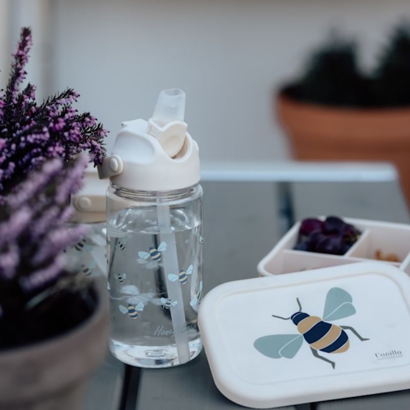drinkfles rietjesbeker vanilla copenhagen duurzaam outlet sale tritan stevig drinken eten basisschool 500ml littleconcept bijen bijtjes honeybee picknicken mooi lunchen lunchbox bpavrij zomer lente