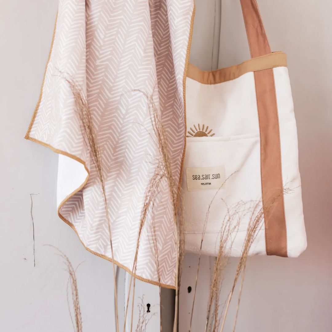 Mrs. Ertha Strandtas met strandhanddoek Indy
