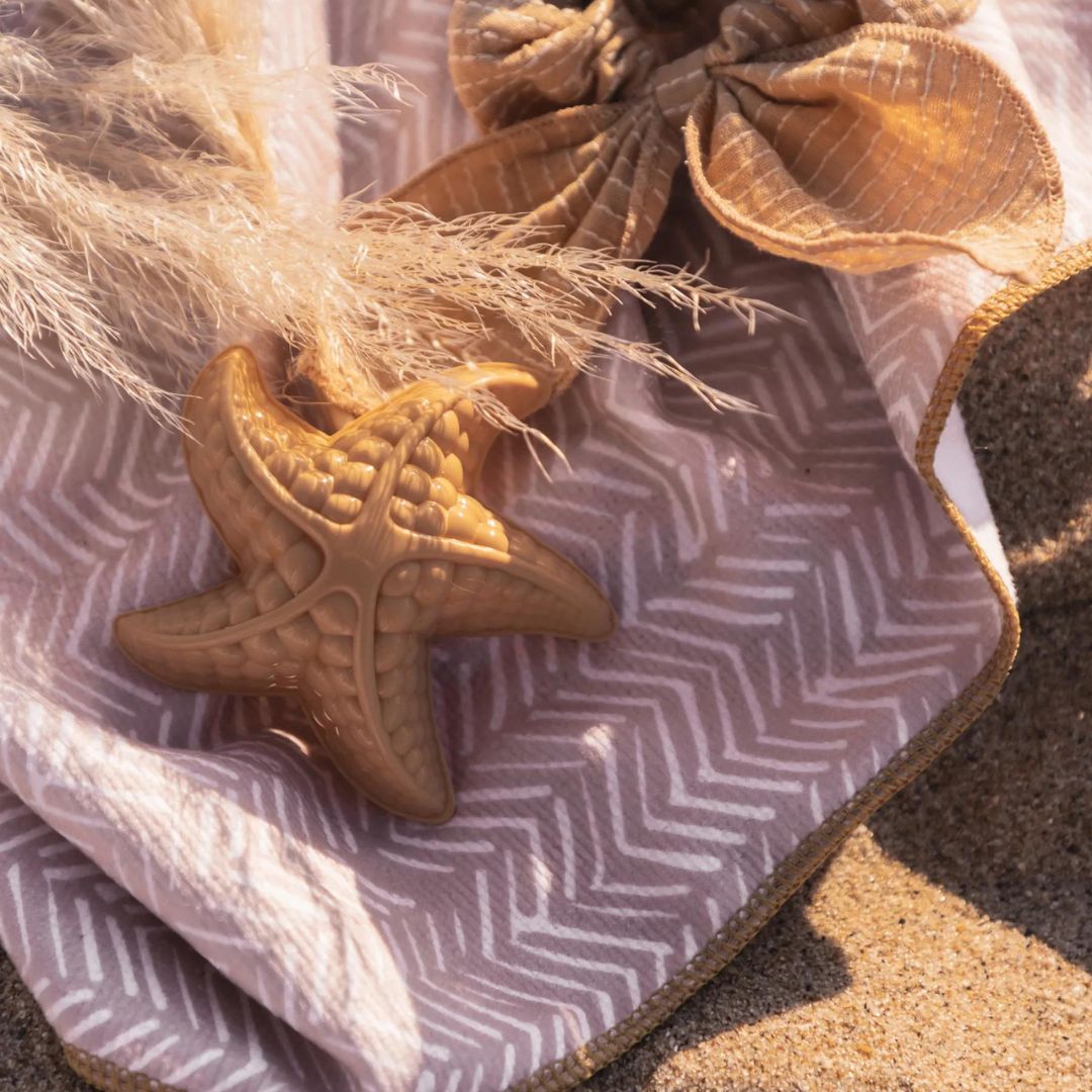 Mrs. Ertha Strandtas met strandhanddoek Indy