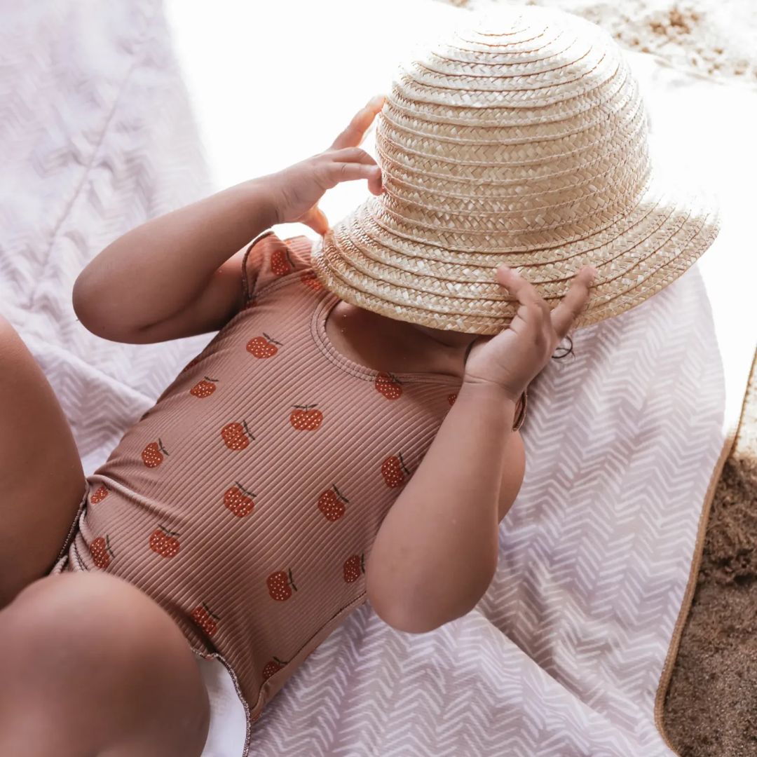 Mrs. Ertha Strandtas met strandhanddoek Indy