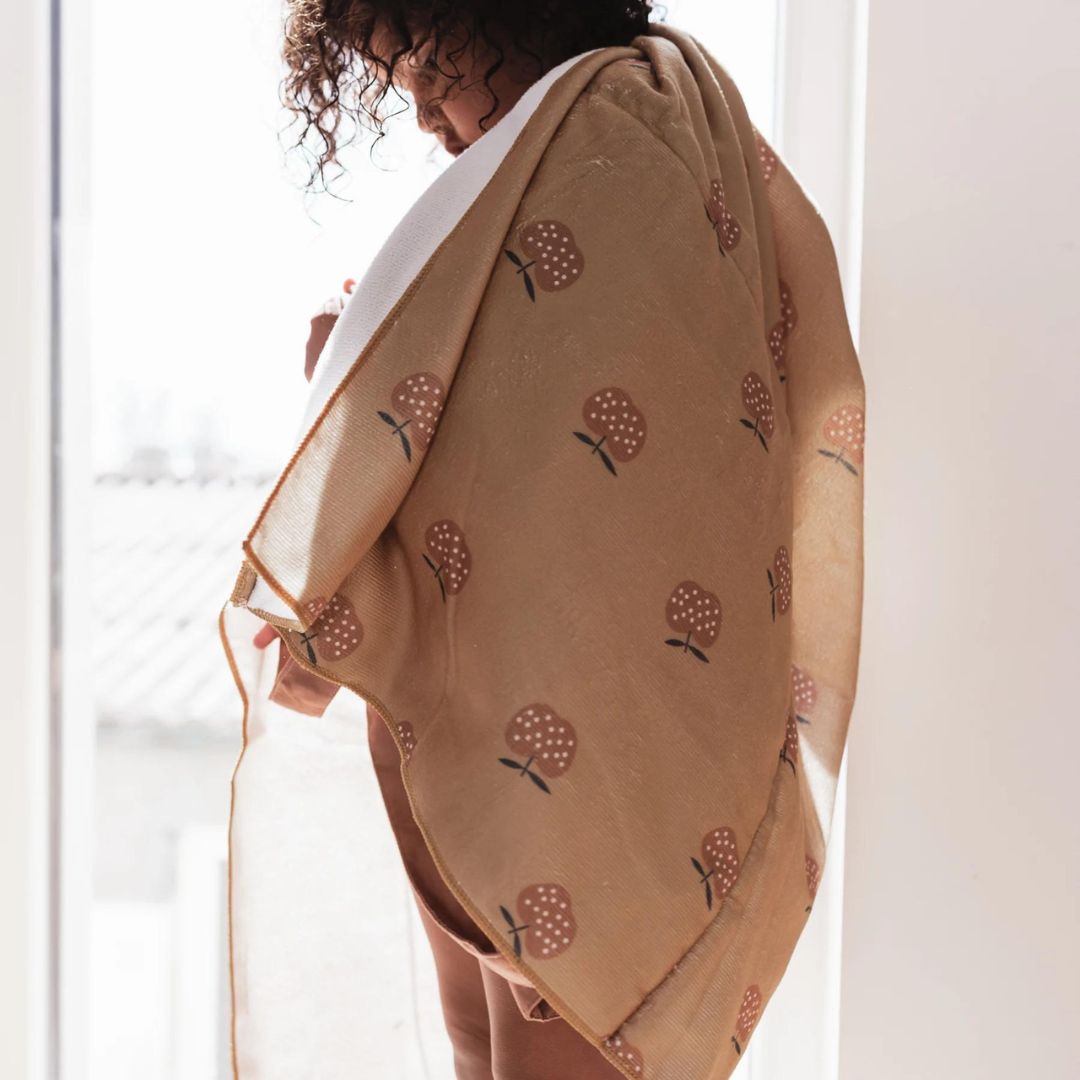 Mrs. Ertha Strandtas met strandhanddoek Appel