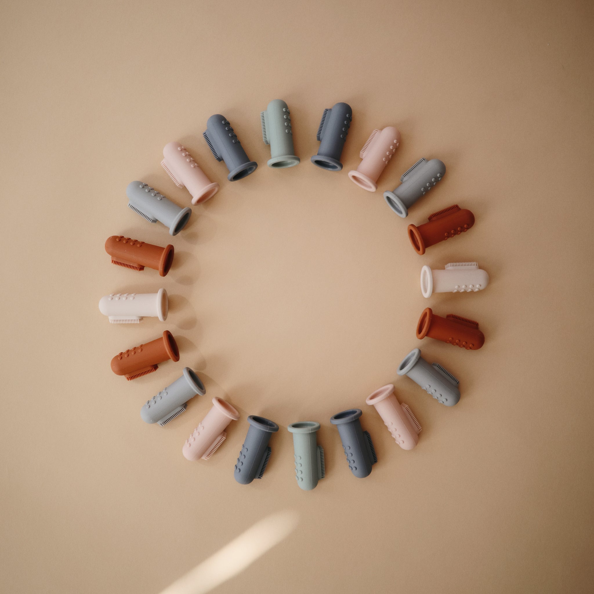 Mushie siliconen tandenborstel Shifting Sand/Cambridge Blue - Little Concept