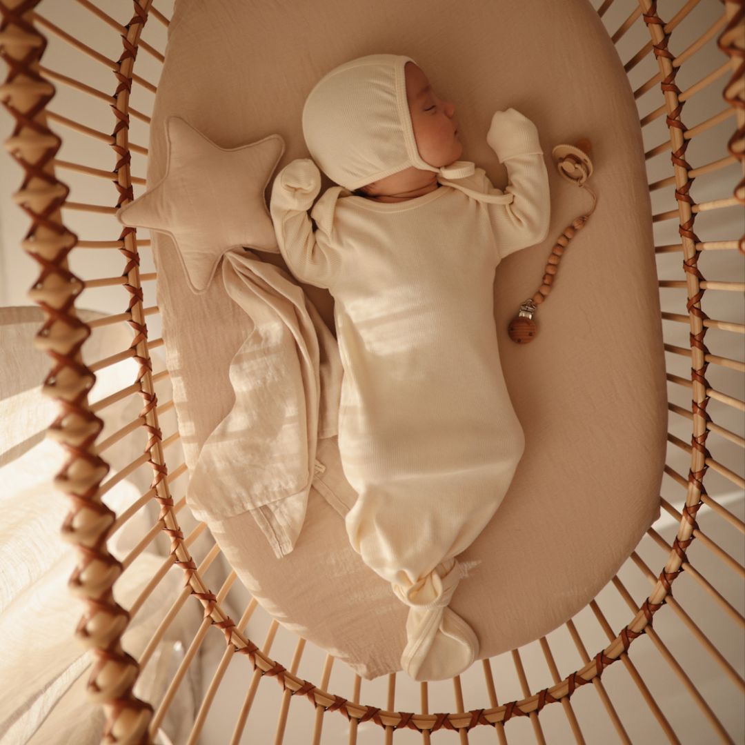 Mushie Ribbed Knotted Baby Gown Ivory - Slaapzak/body 0-3 maanden