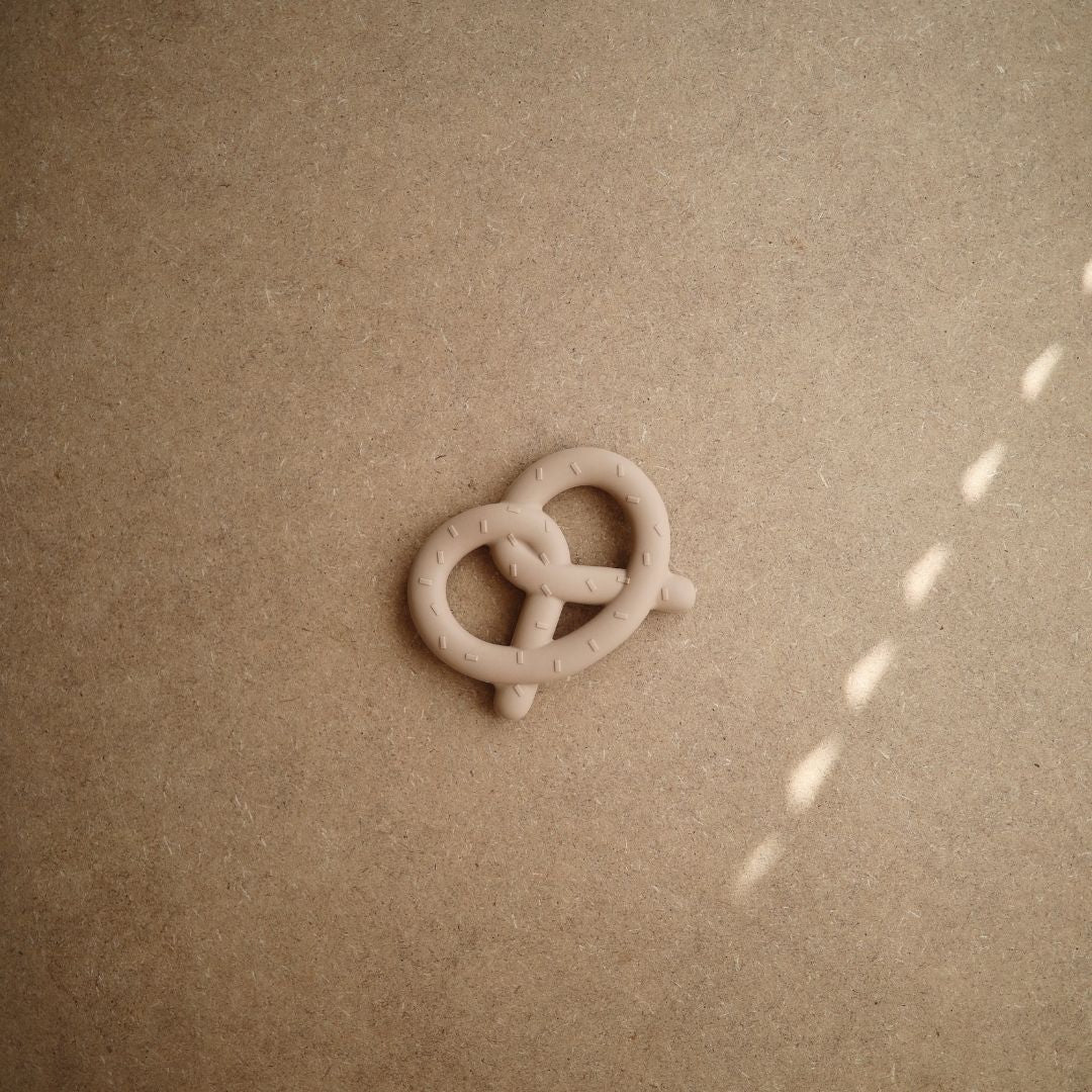 mushi mushie bijtring pretzel teether bruin natural naturel bijten tandjes pijn koelkast siliconen sillicoon google bing baby spelen speelgoed kraamcadeau
