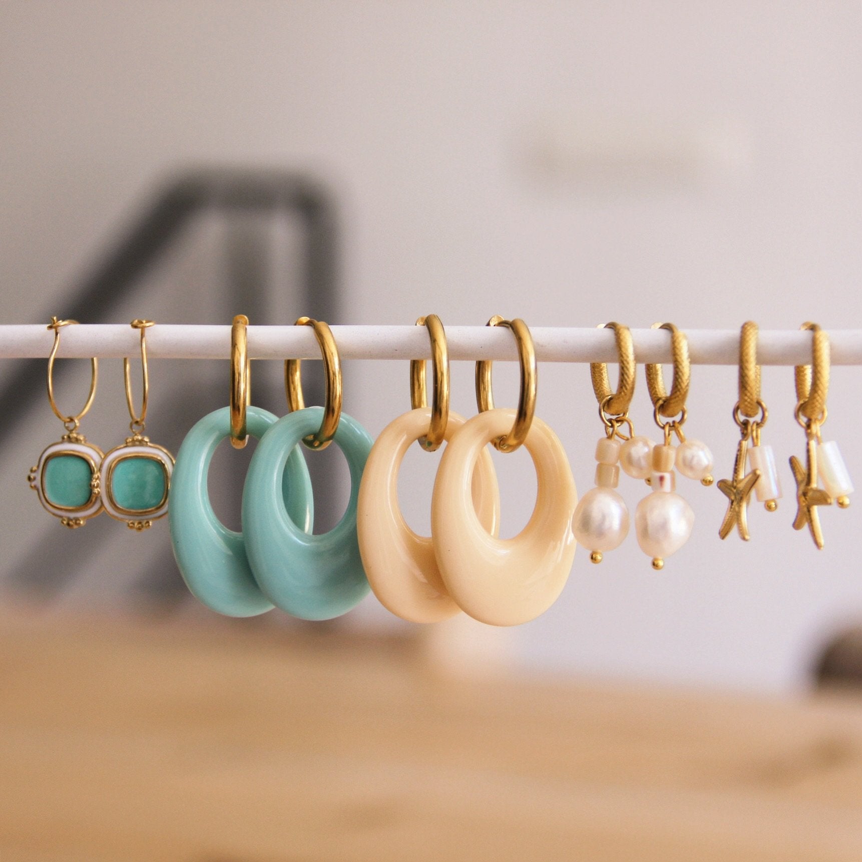 Creool met resin hanger goud/oudroze - Bazou