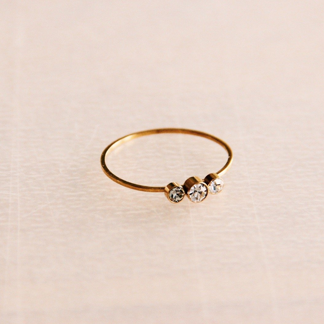 Stalen ring minimalistisch met 3 mini zirkonia stenen - 16,5 mm - Bazou